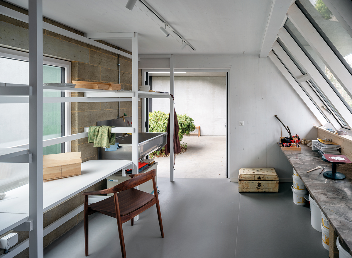 Atelier de céramique dans un garage