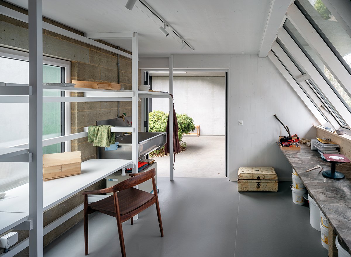 Atelier de céramique dans un garage